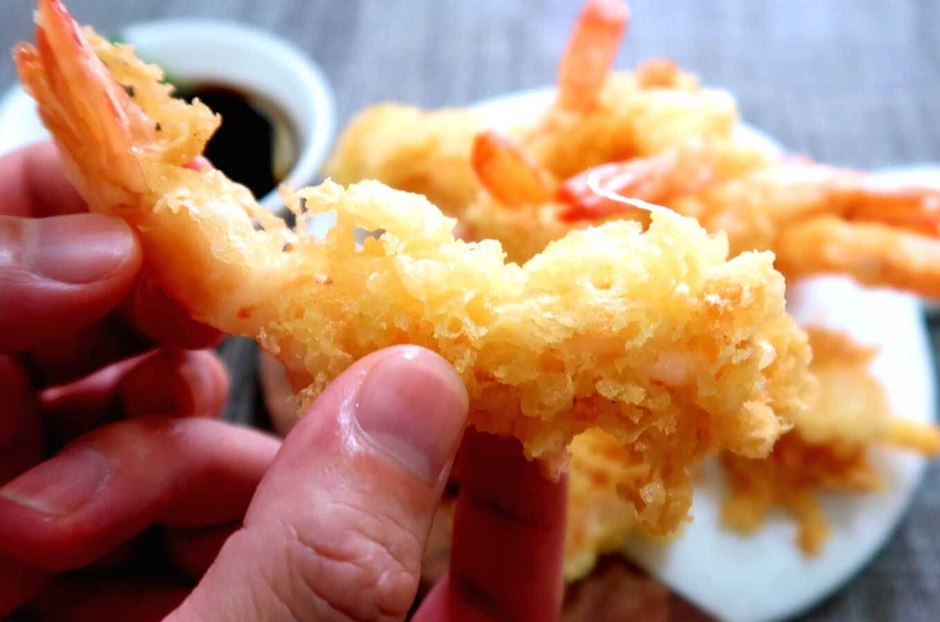 Cắn một miếng và cảm nhận vị giòn tan trong miệng của Tempura