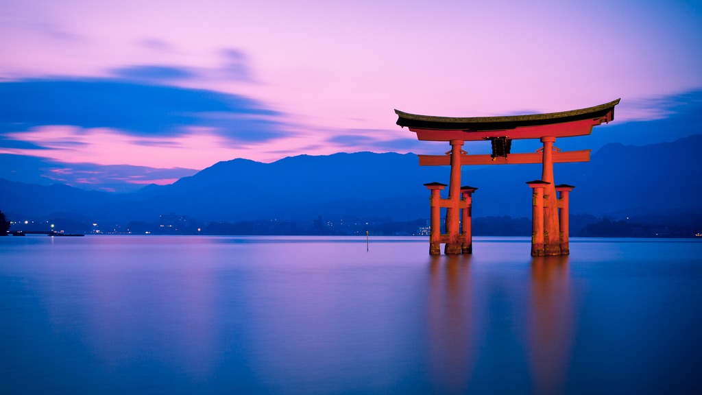 Đền Itsukushima có cổng Torii lớn nổi trên biển Seto độc đáo