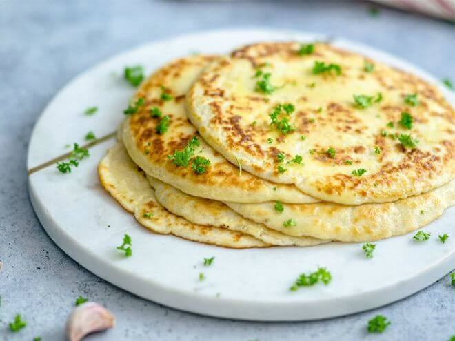 Bánh naan một trong những loại bánh truyền thống của Ấn Độ