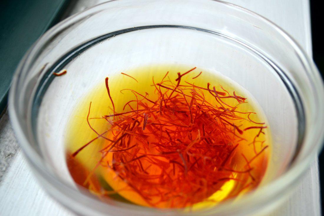 Saffron để pha trà tuy là cách thức đơn giản nhất nhưng hiệu quả mang lại là rất lớn.