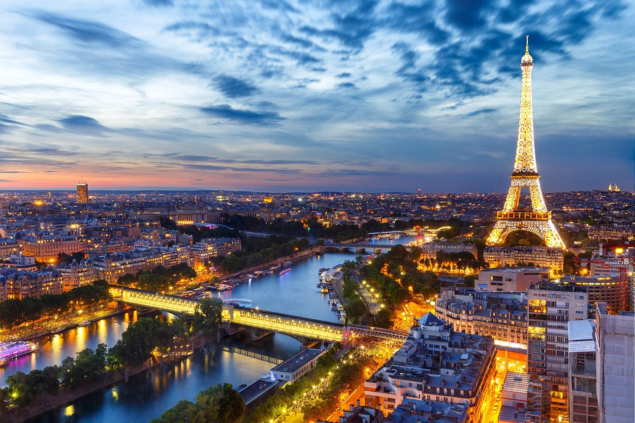 Gốc nhìn Paris cùng với thành phố về đêm